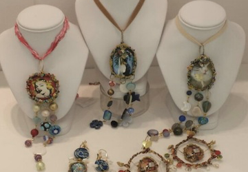 Bijoux d’autore, camei e gemelli: in Colombo Gallery piace stupire